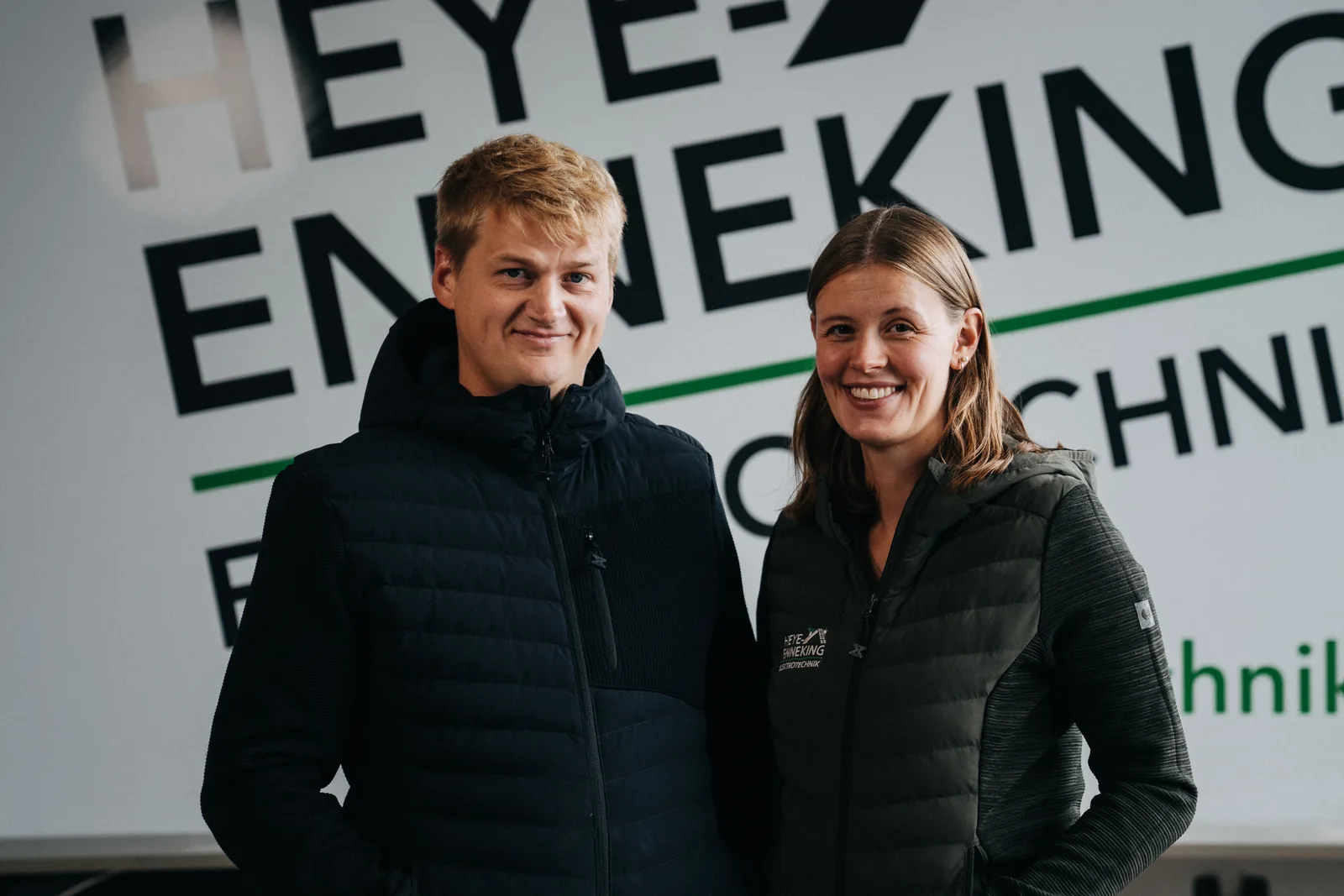 Julian und Sophia Heye-Enneking, Geschäftsführung, vor dem Firmenfahrzeug