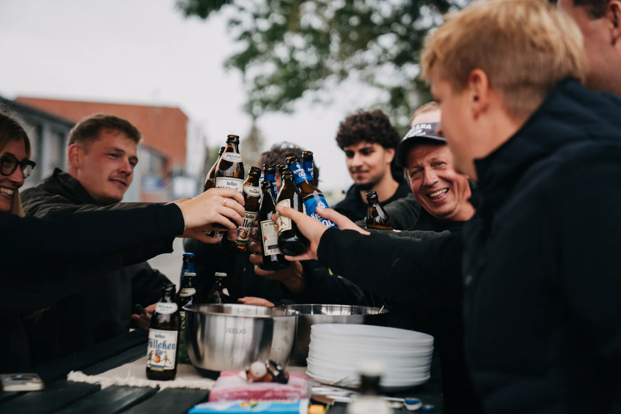 Das Team stößt nach Feierabend gemeinsam an