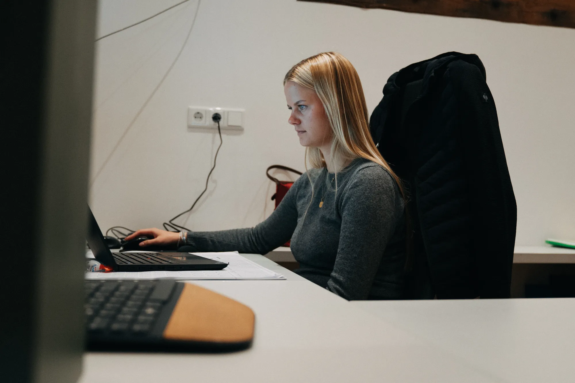 Kollegin bei der Projektplanung am Laptop