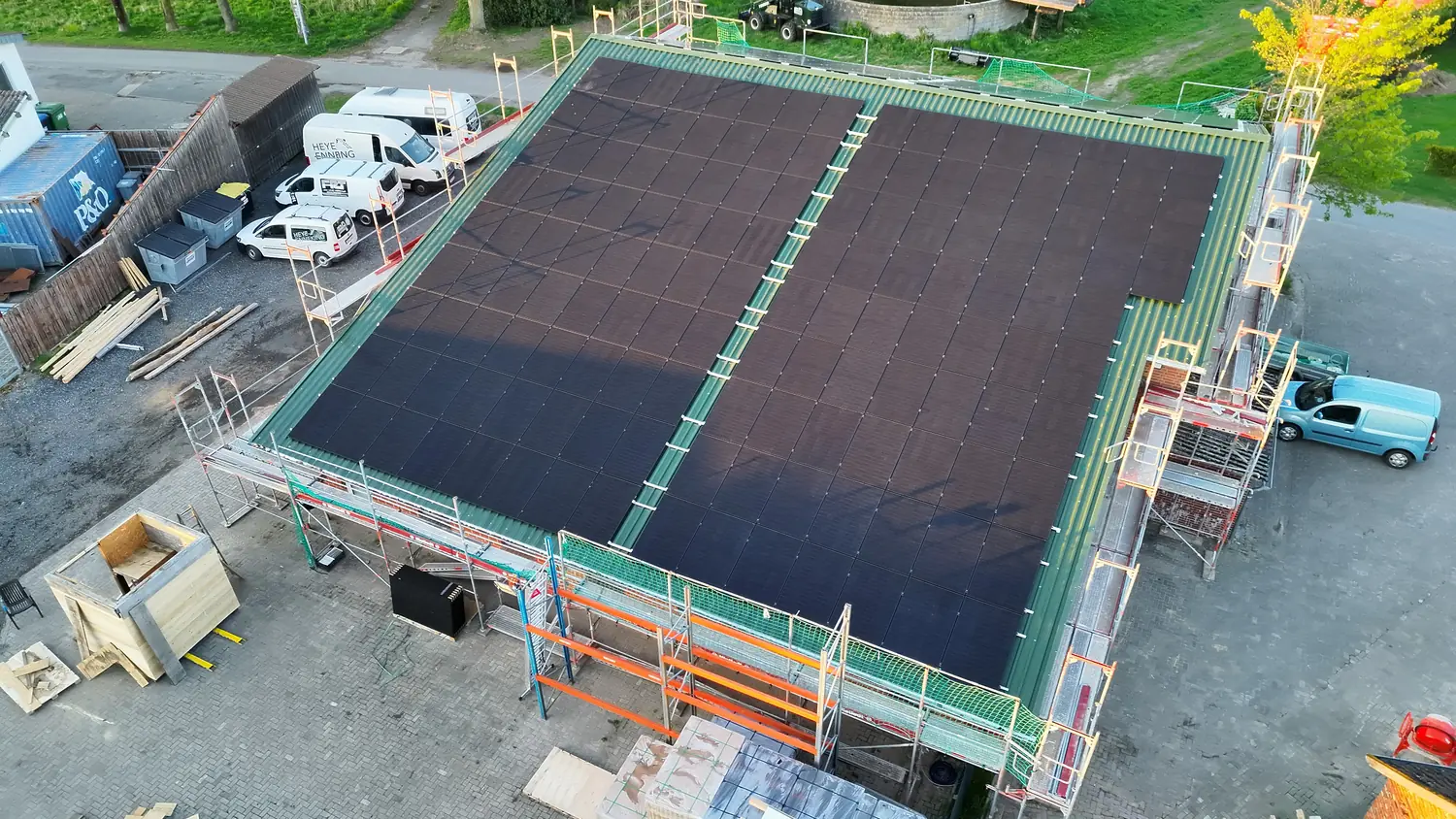 Volldachbelegung auf dem Trapezblechdach der neuen Firmenhalle, noch eingerüstet, Luftaufnahme