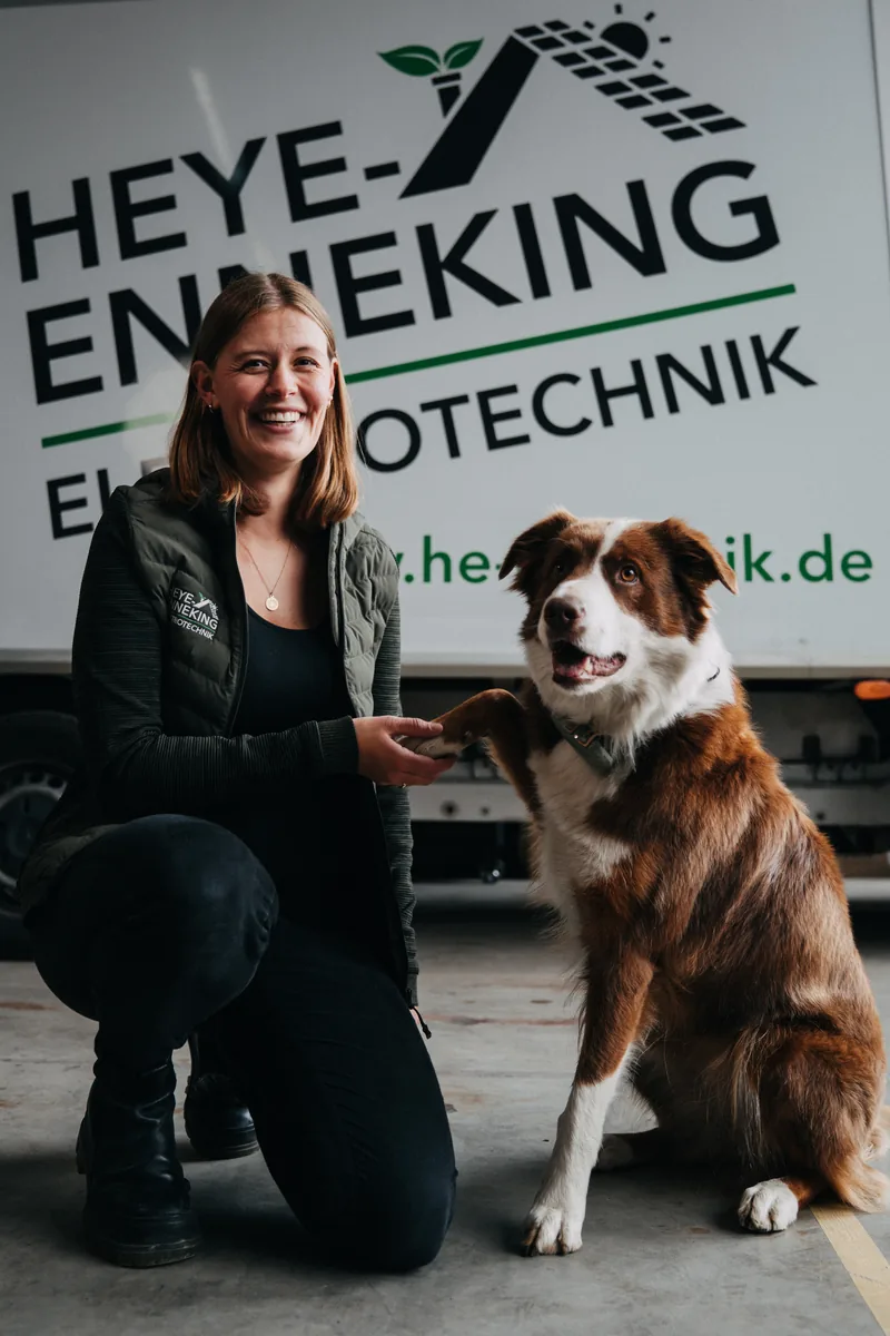 Peppa, der Bürohund von Heye-Enneking Elektrotechnik, mit Sophia
