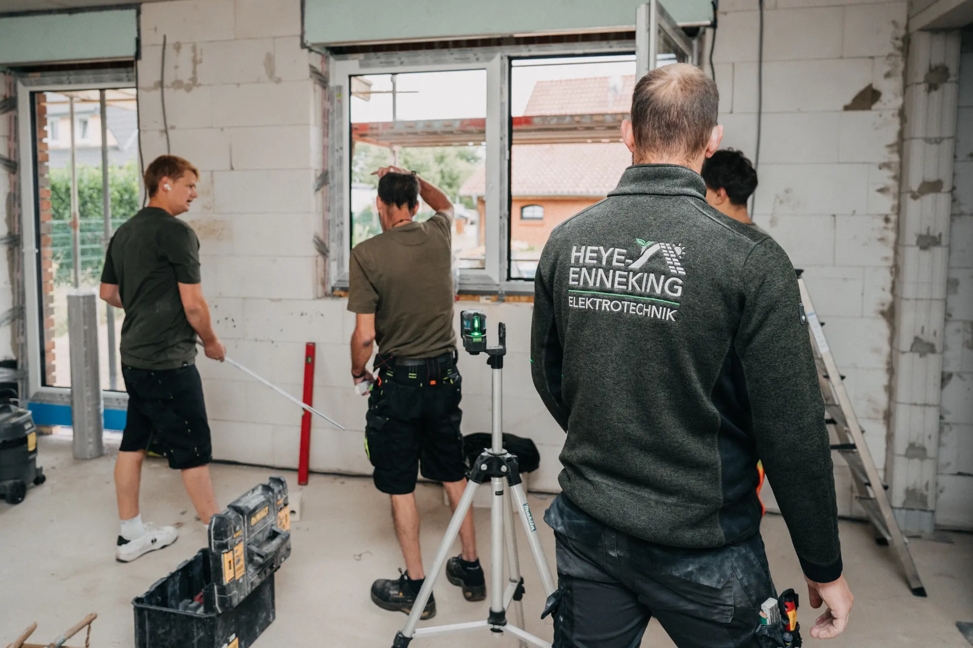 Das Team von Heye-Enneking Elektrotechnik beim Einmessen auf der Baustelle