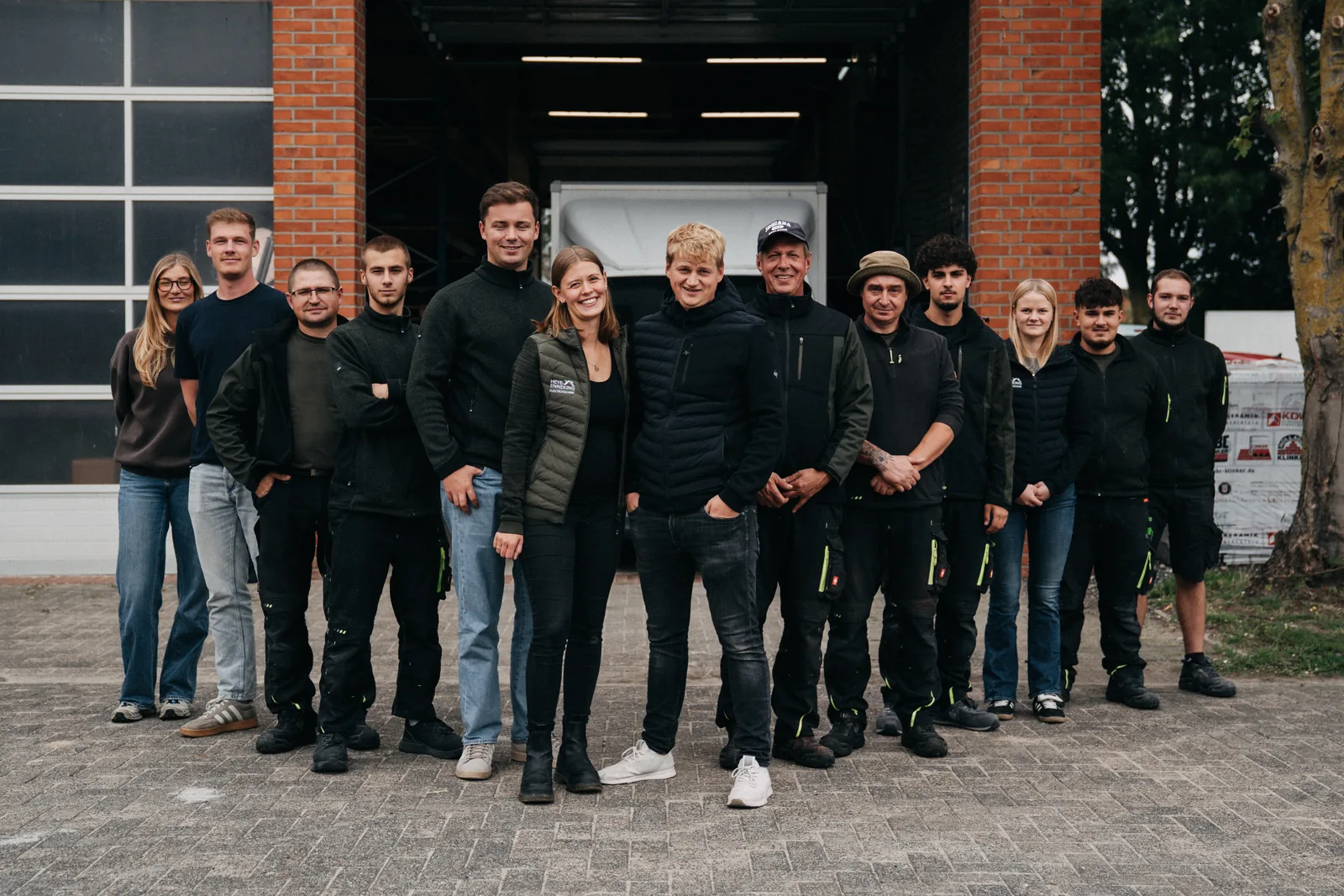Das gesamte Team von Heye-Enneking Elektrotechnik vor dem Firmengebäude