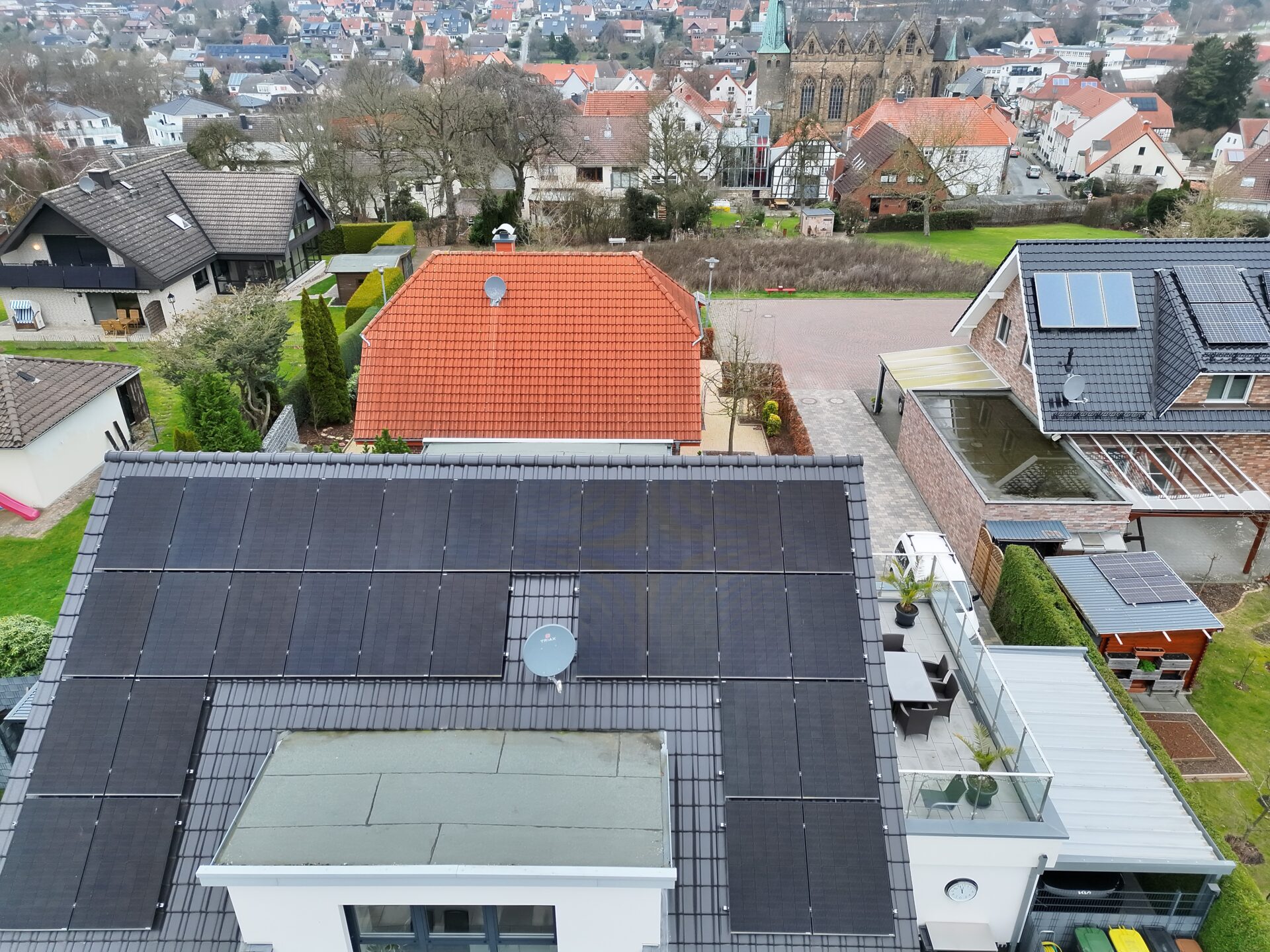 Fotografie einer schwarzen Solarplatte